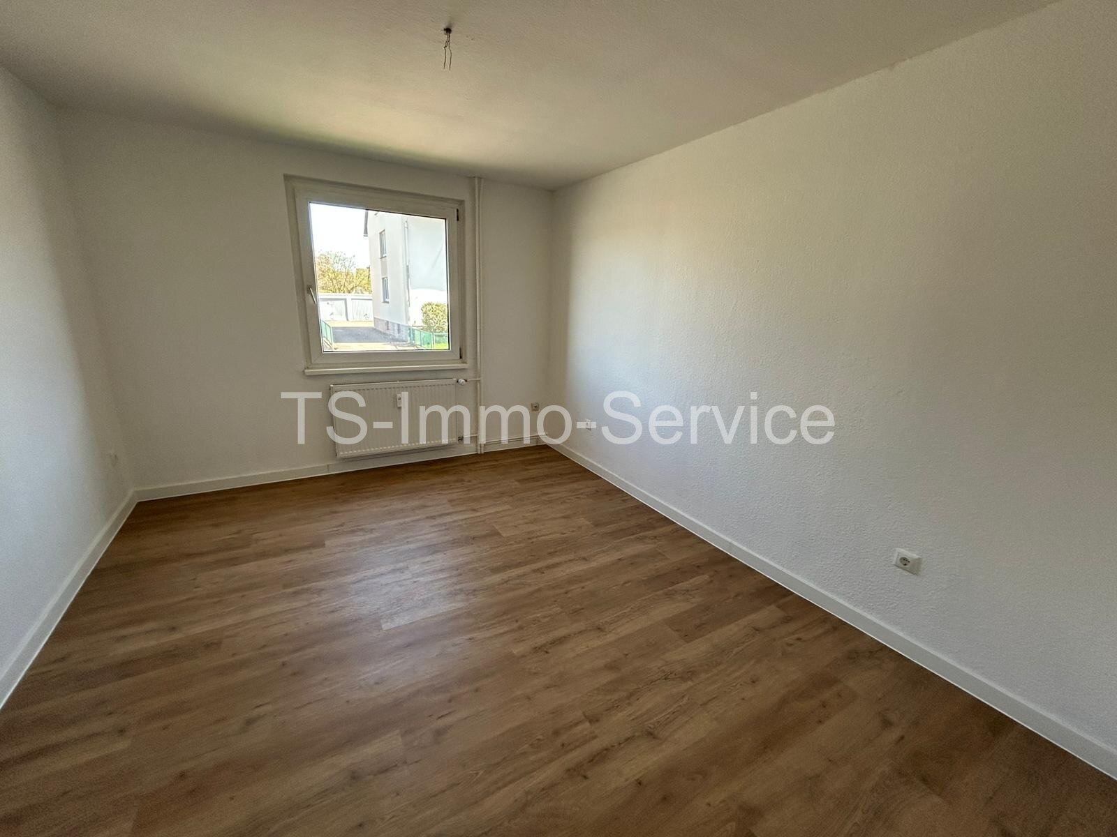 Moderne 3-4 - Zimmer-Wohnung mit Garage und Balkon
