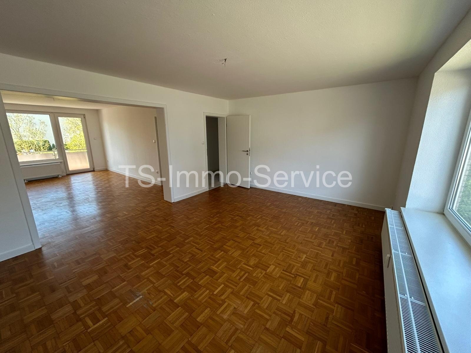 Moderne 3-4 - Zimmer-Wohnung mit Garage und Balkon