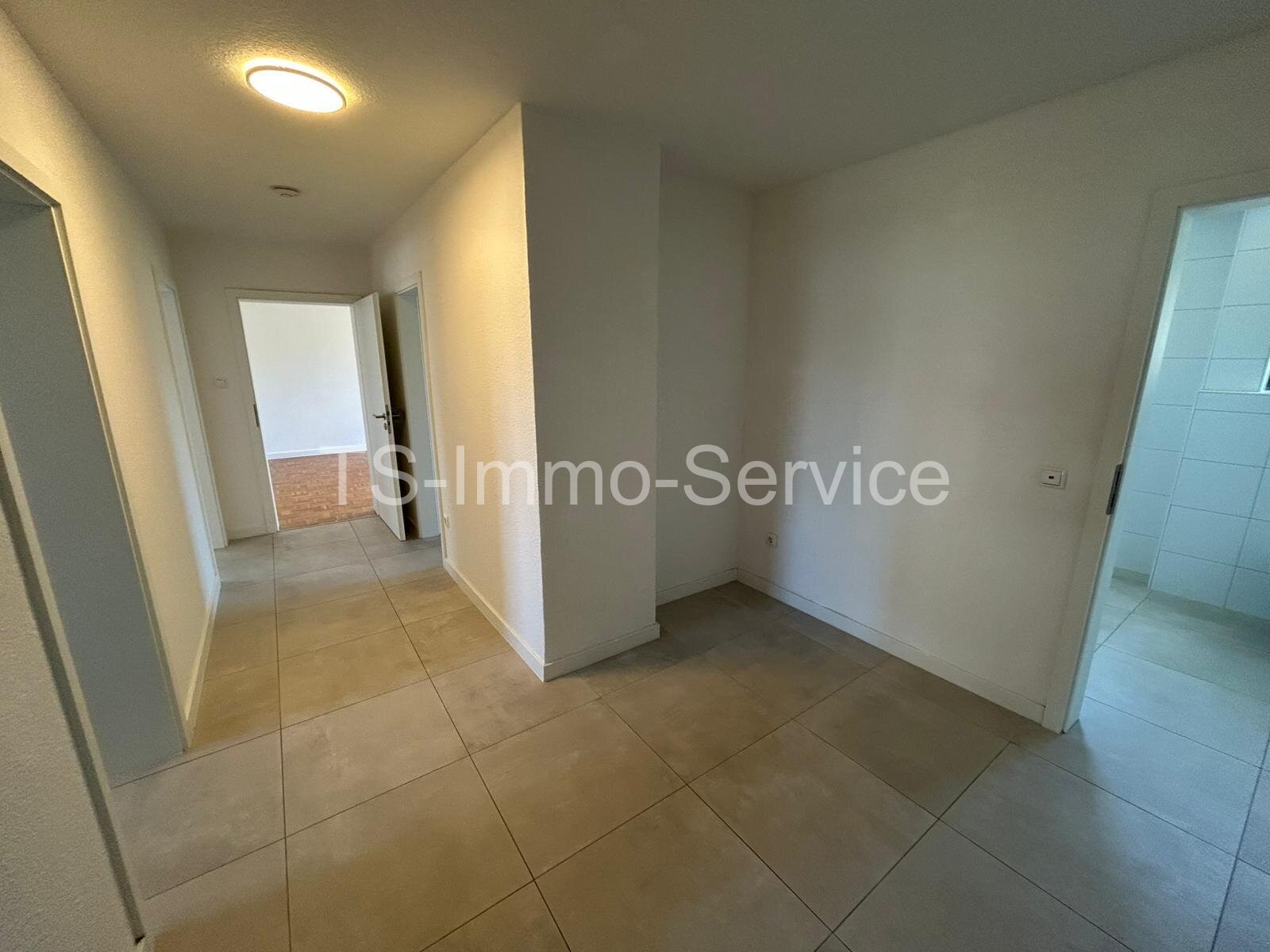 Moderne 3-4 - Zimmer-Wohnung mit Garage und Balkon