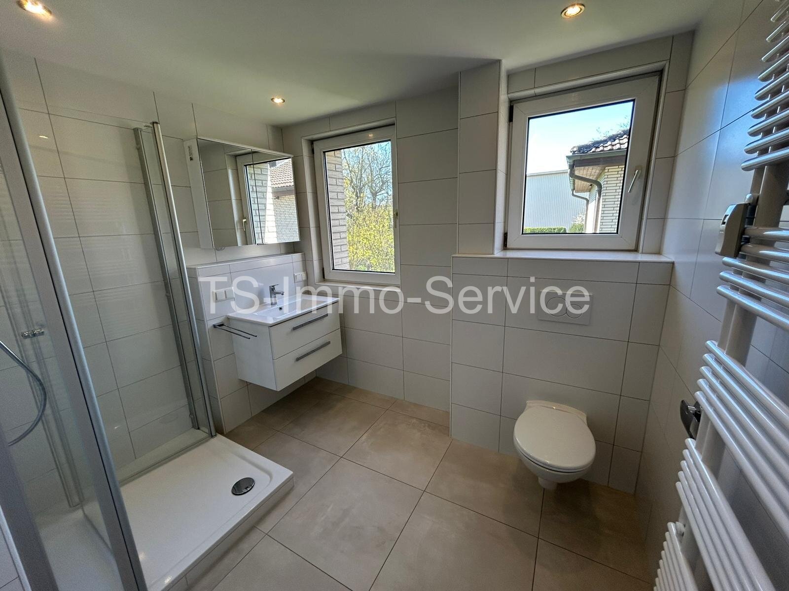 Moderne 3-4 - Zimmer-Wohnung mit Garage und Balkon